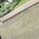 Gestul unui polițist în timpul potopului din București: cu pantalonii suflecați, a curățat gura de canalizare